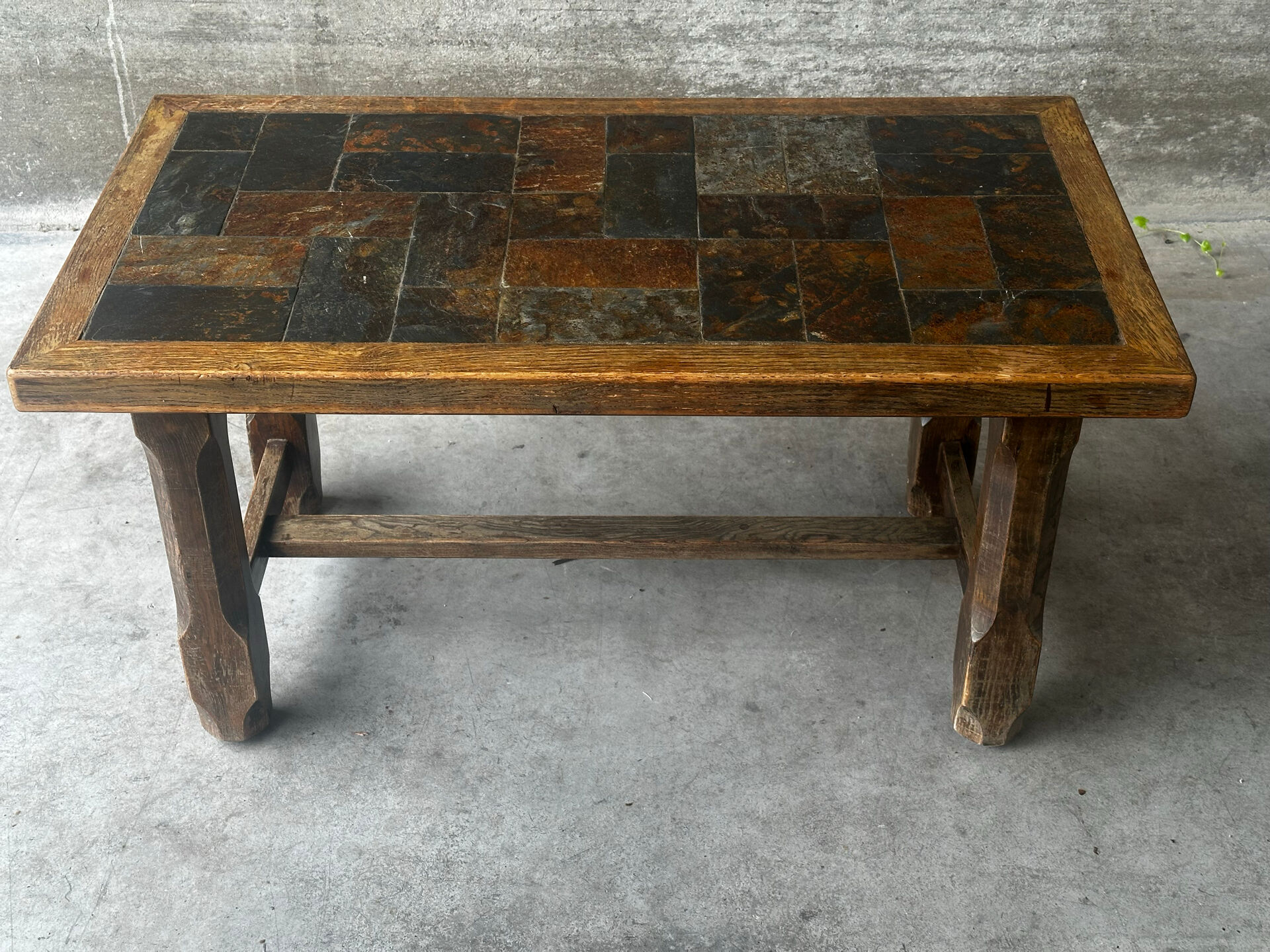 Table basse en chêne et ardoise – années 60-70
