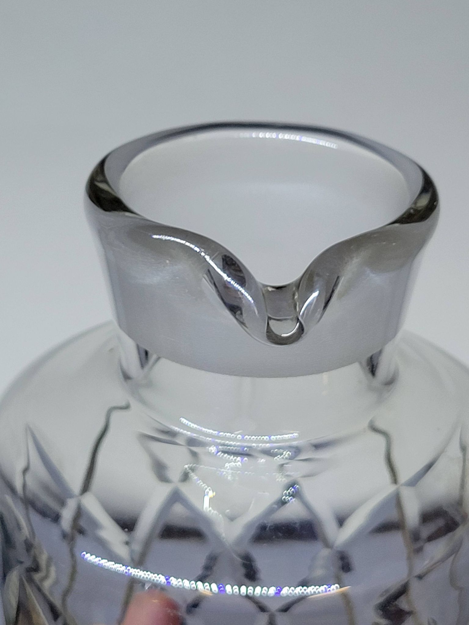 Carafe vintage en verre taillé
