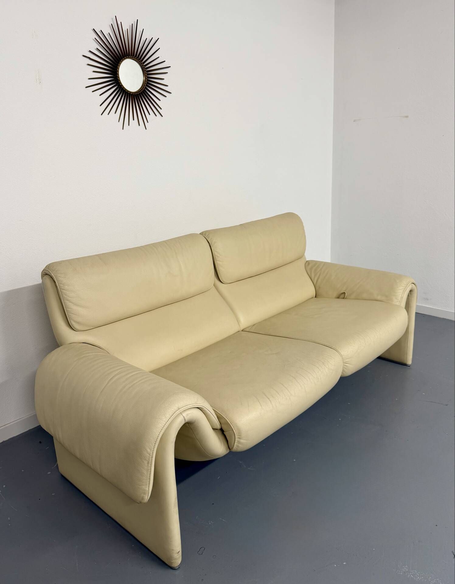 Two-seater designer sofa De Sede DS-2011 in cream leather with adjustable backrest.