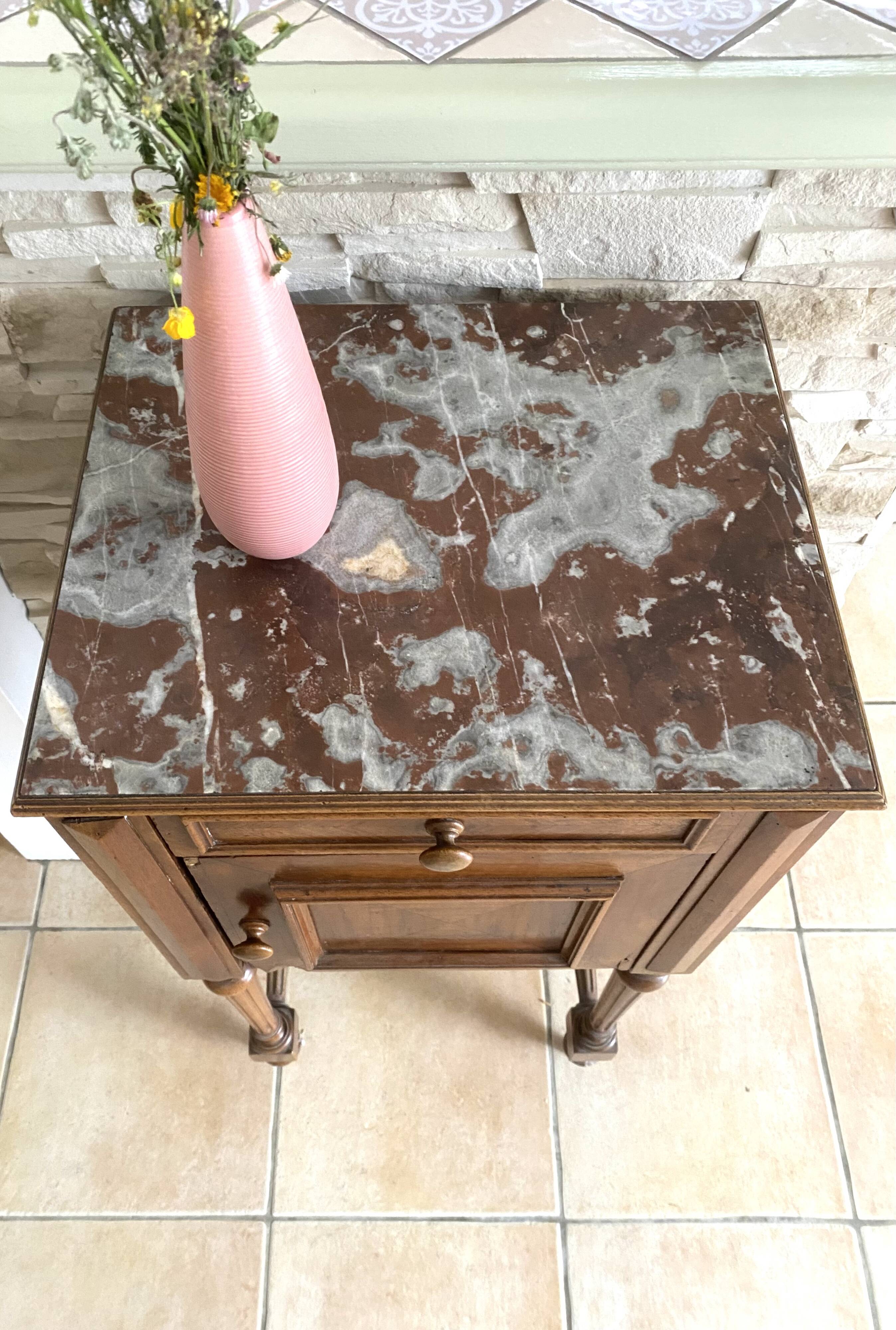 Table de nuit dessus marbre