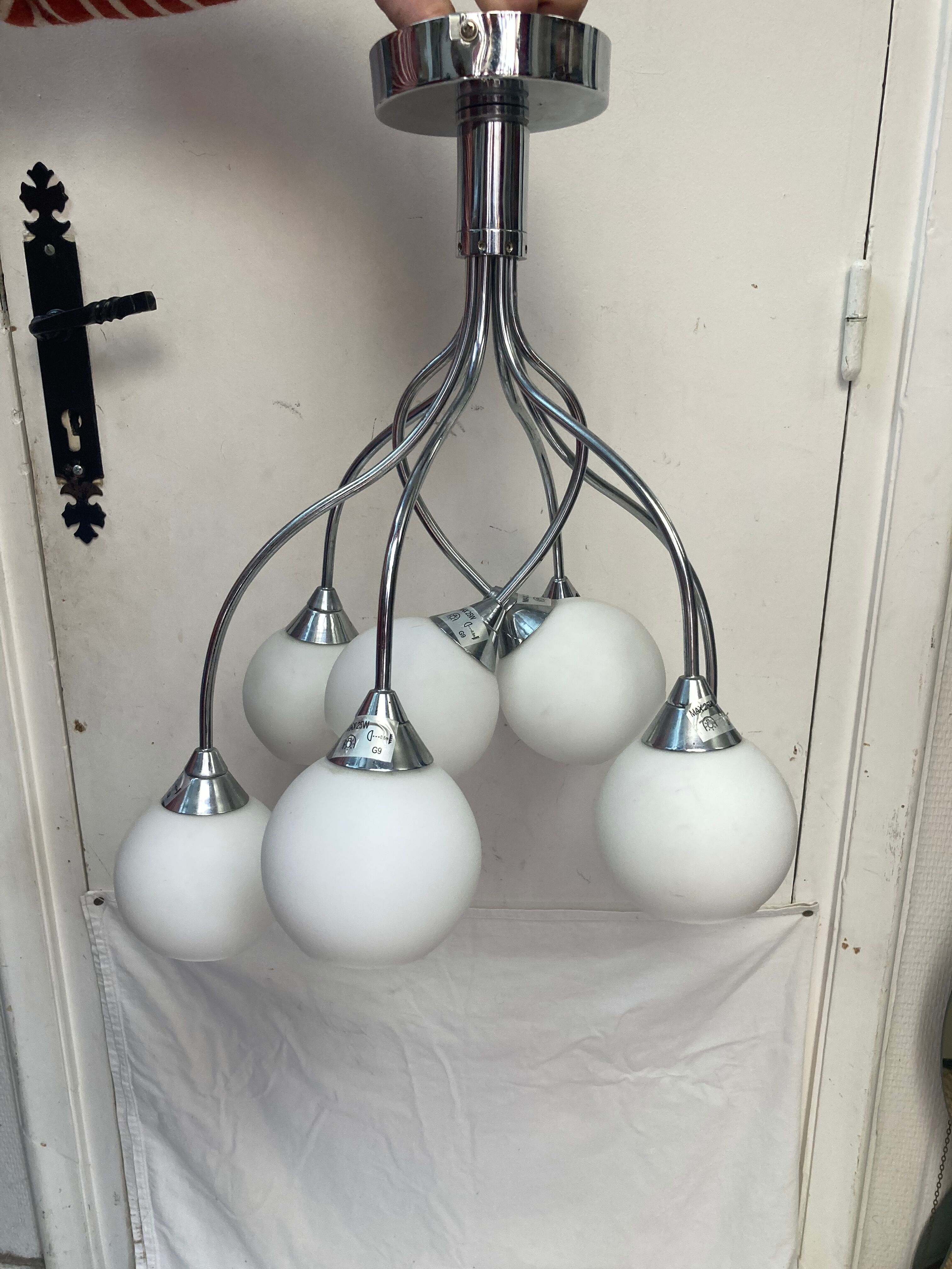 Chandelier 8 white opalines