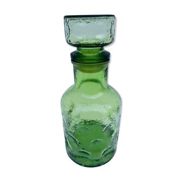 Carafe verte en verre moulé
