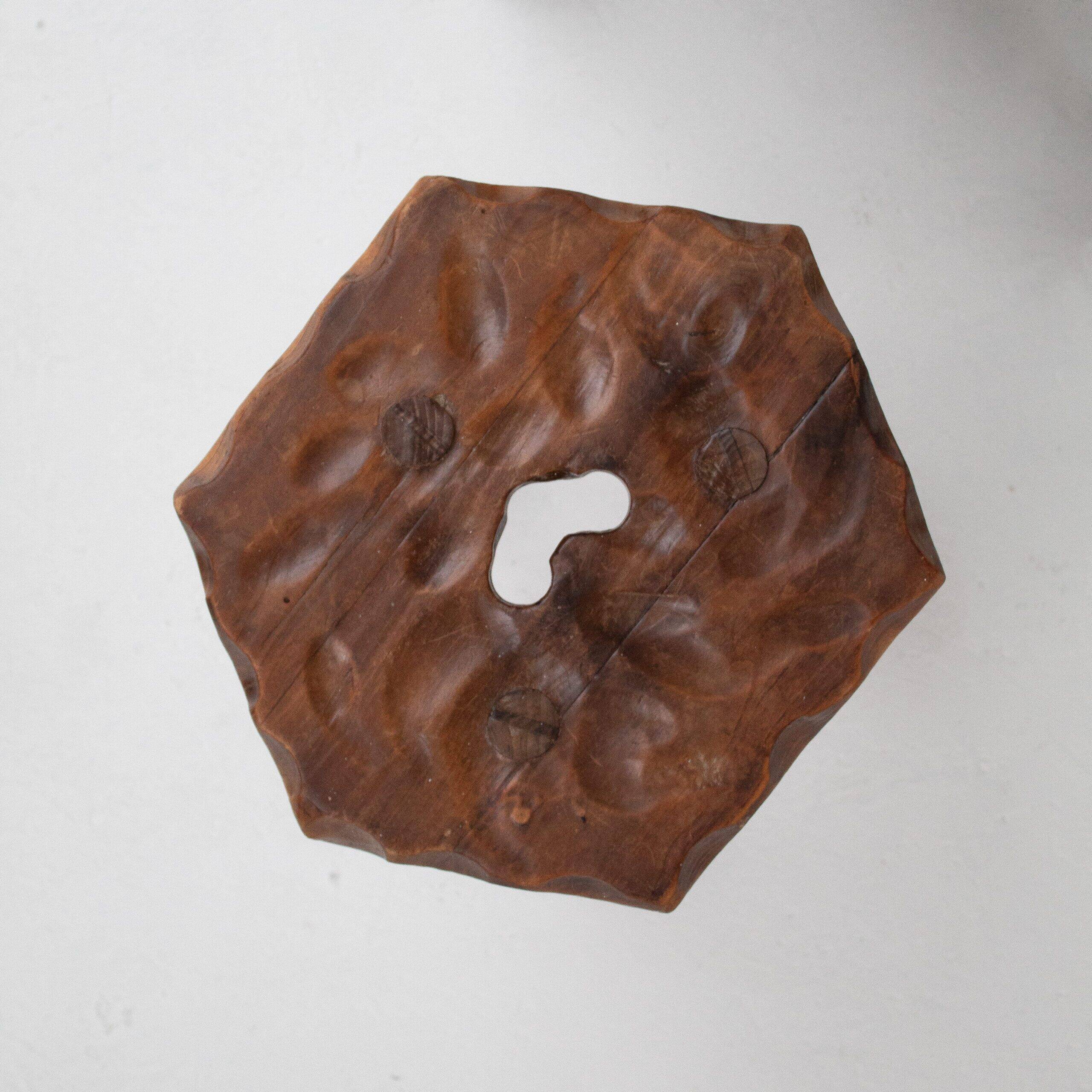 Ensemble de trois tabourets en bois sculptés à la main.