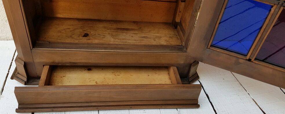 Showcase wooden hanging