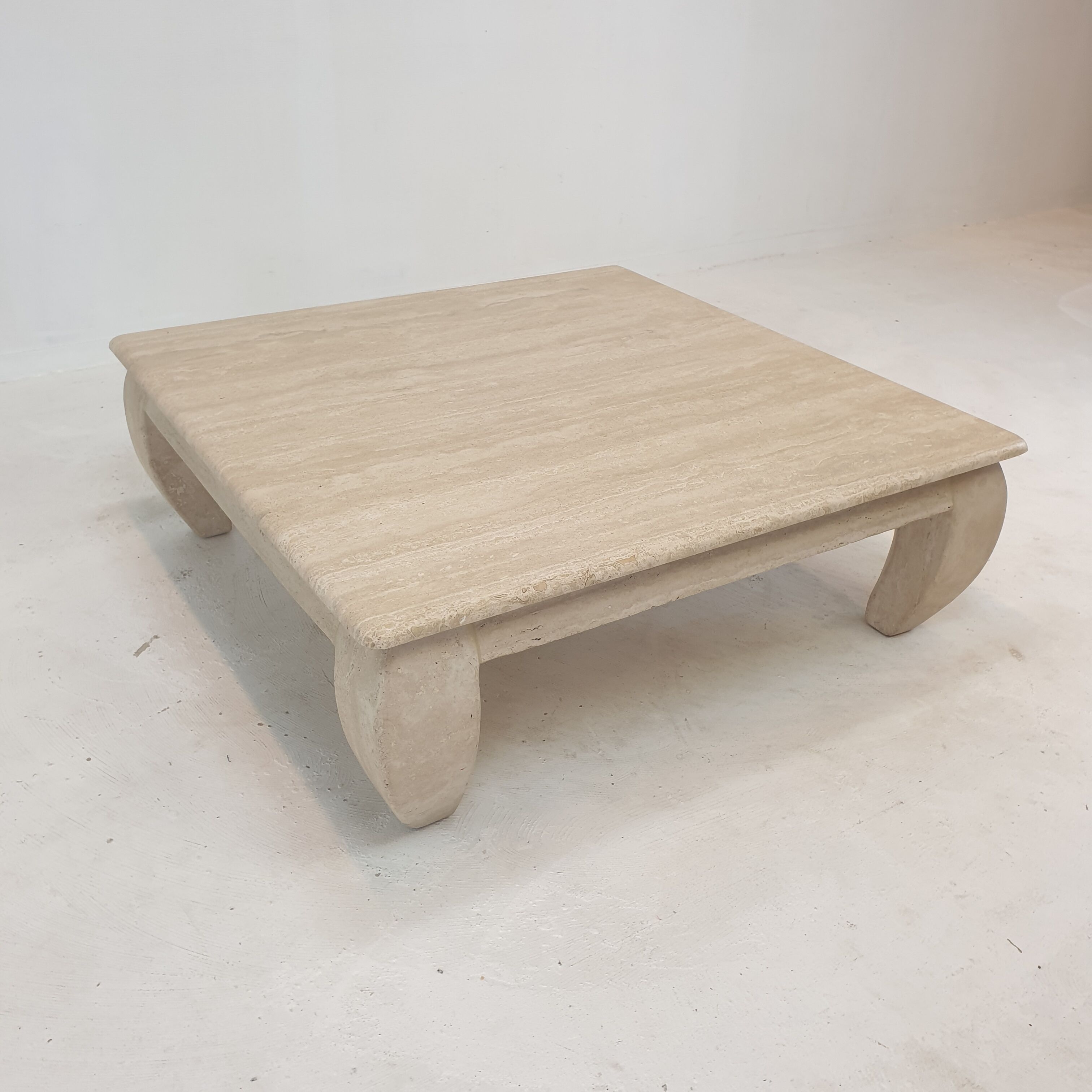 Table basse en travertin italien "Opium", années 1980.