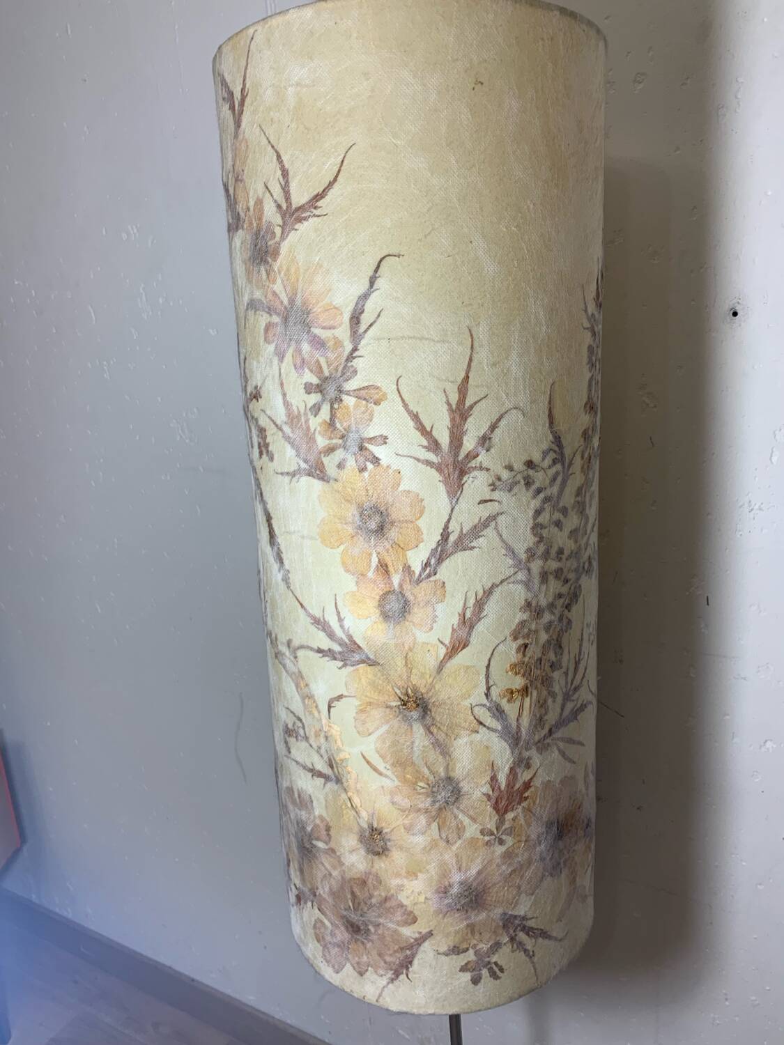 Lampadaire avec abat jour en fleurs séchées