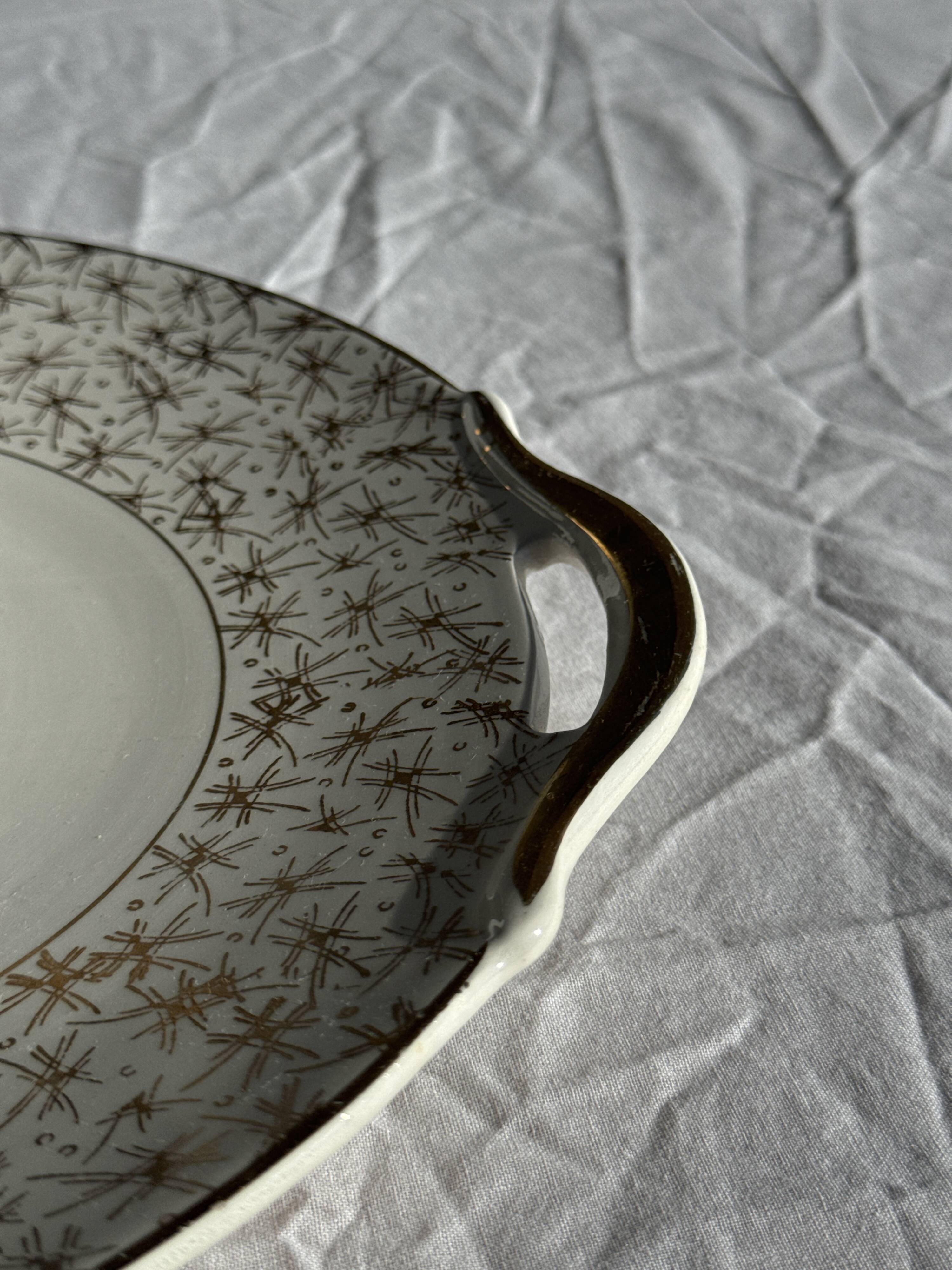 Vintage pie dish with 2 golden handles, abstract patterns, D28.