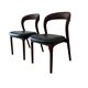 2 chaises en bois massif