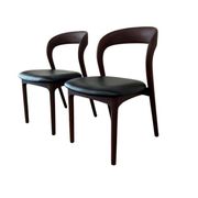 2 chaises en bois massif