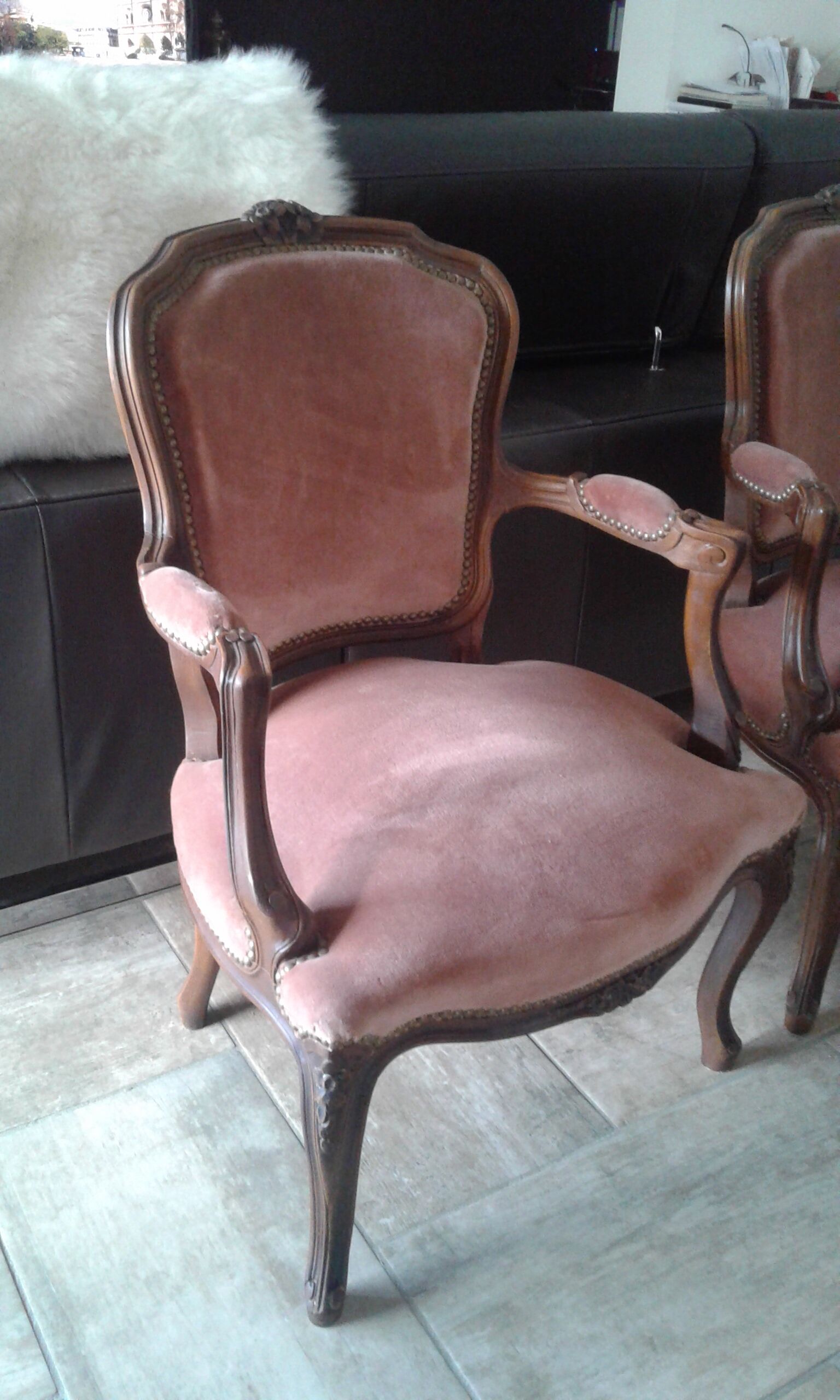 Paire fauteuils style Louis XV velours rose