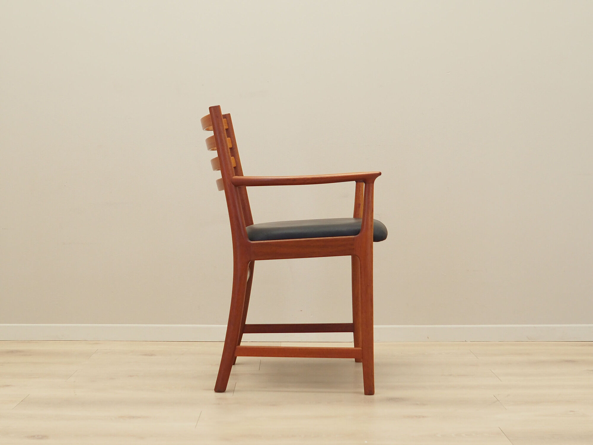 Chaise en teck design danois années 1970 production: Danemark