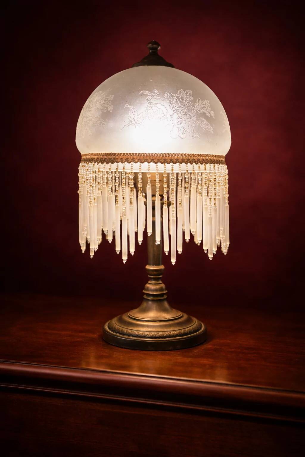 Small white Charleston lamp, vintage, made of glass and beads.