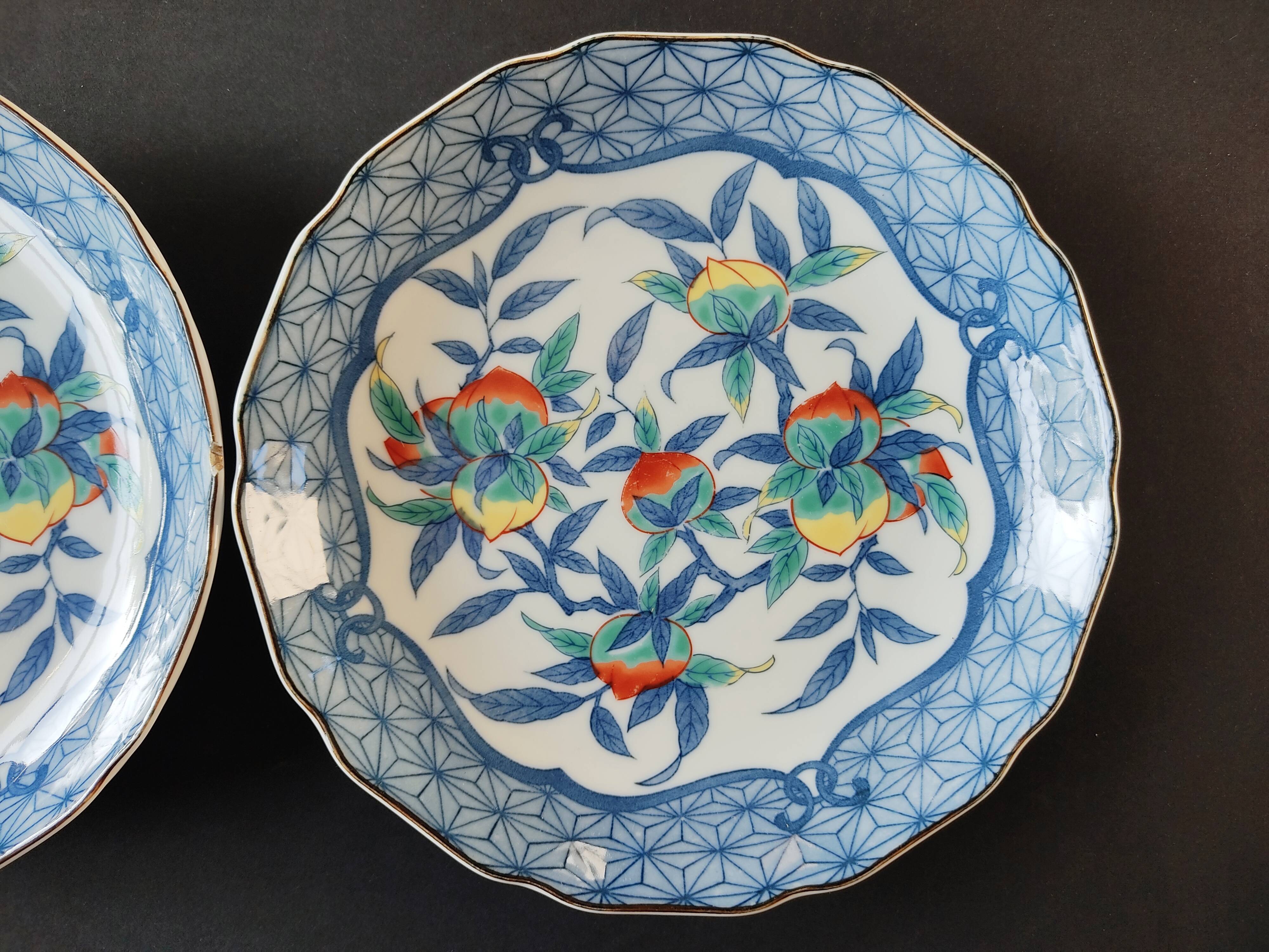 Pair of Asian plates decoration pomegranates