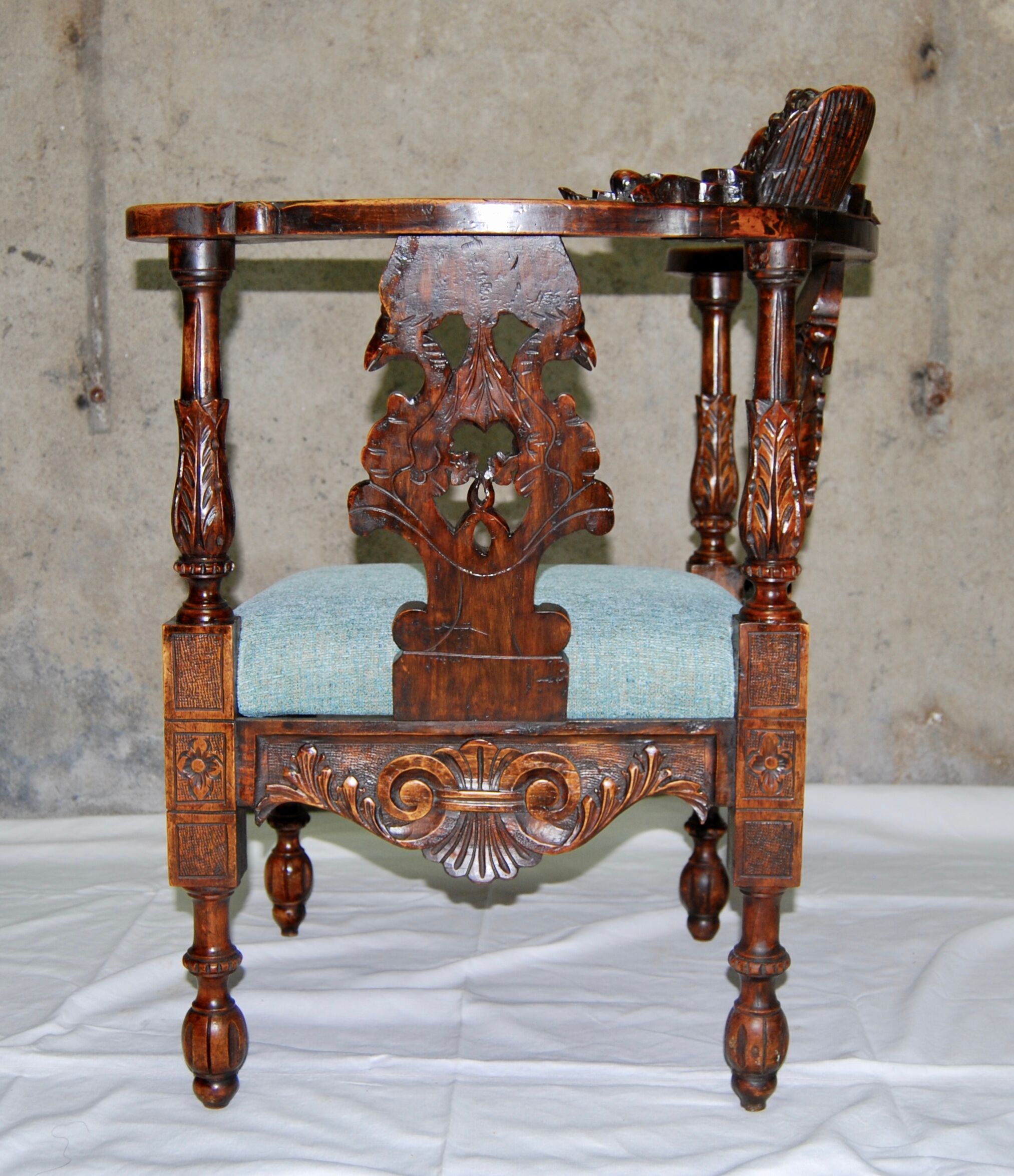Fauteuil d'angle néo-renaissance en noyer sculpté