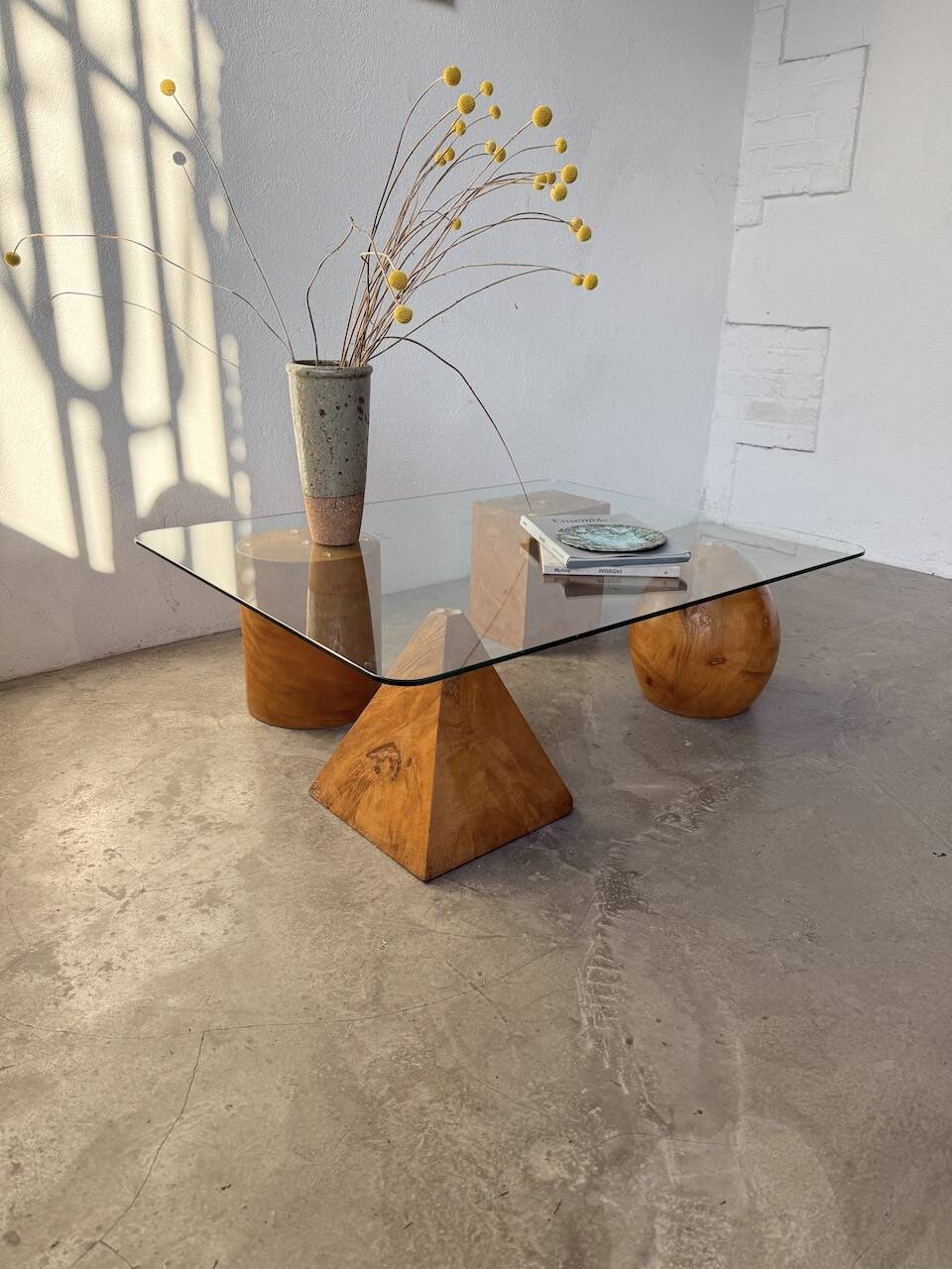 Table basse en bois et verre attribuée à Metafora