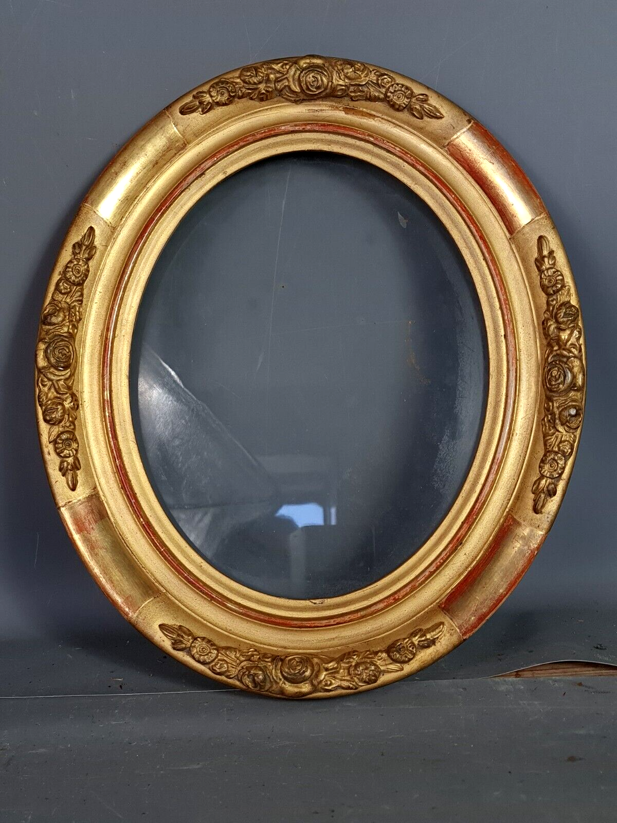 Oval frame nineteenth century gilded stucco wood and glass 36x31 foliage 28x23 cm