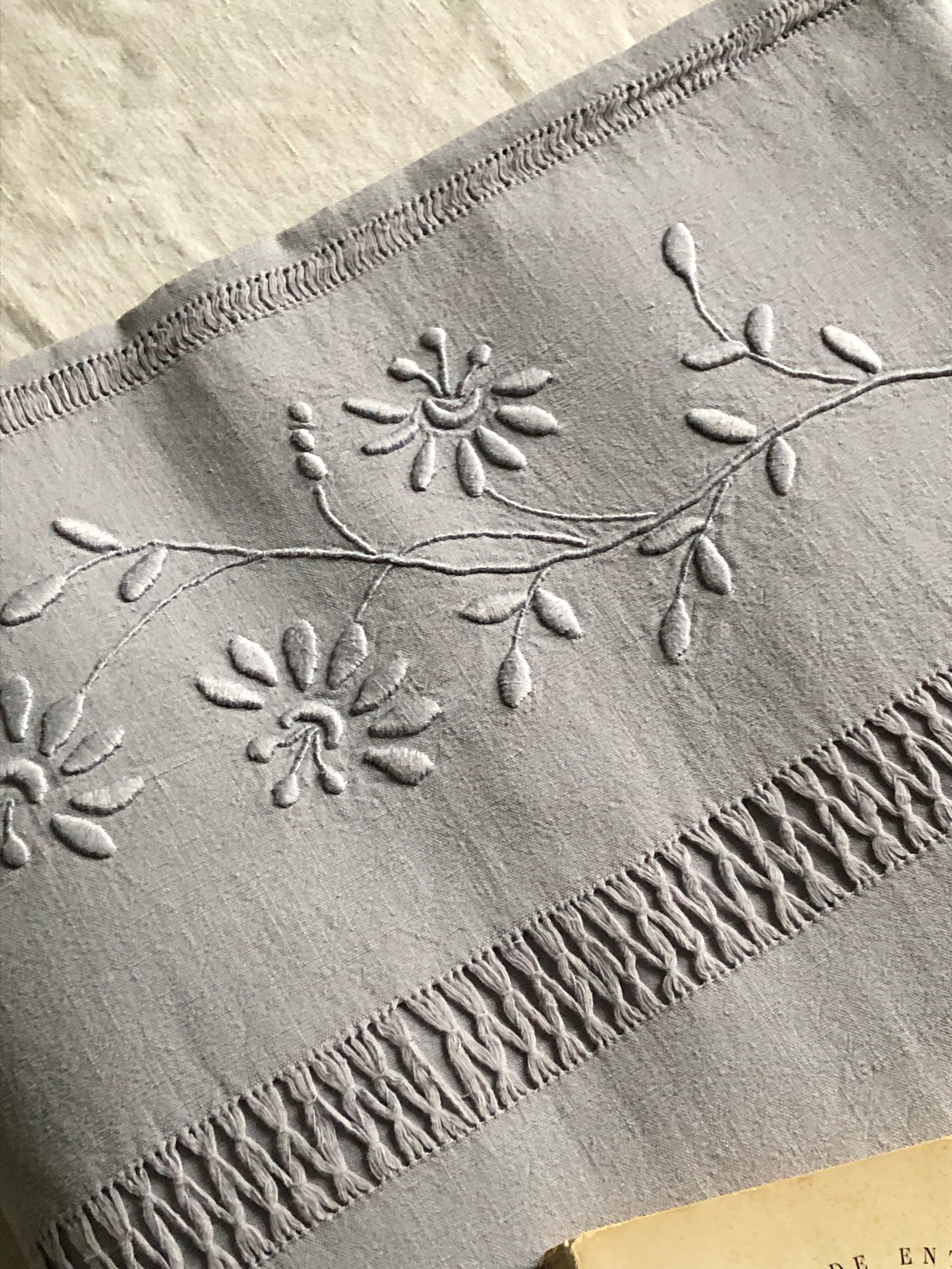 Drap ancien en lin et coton teinté en gris tourterelle