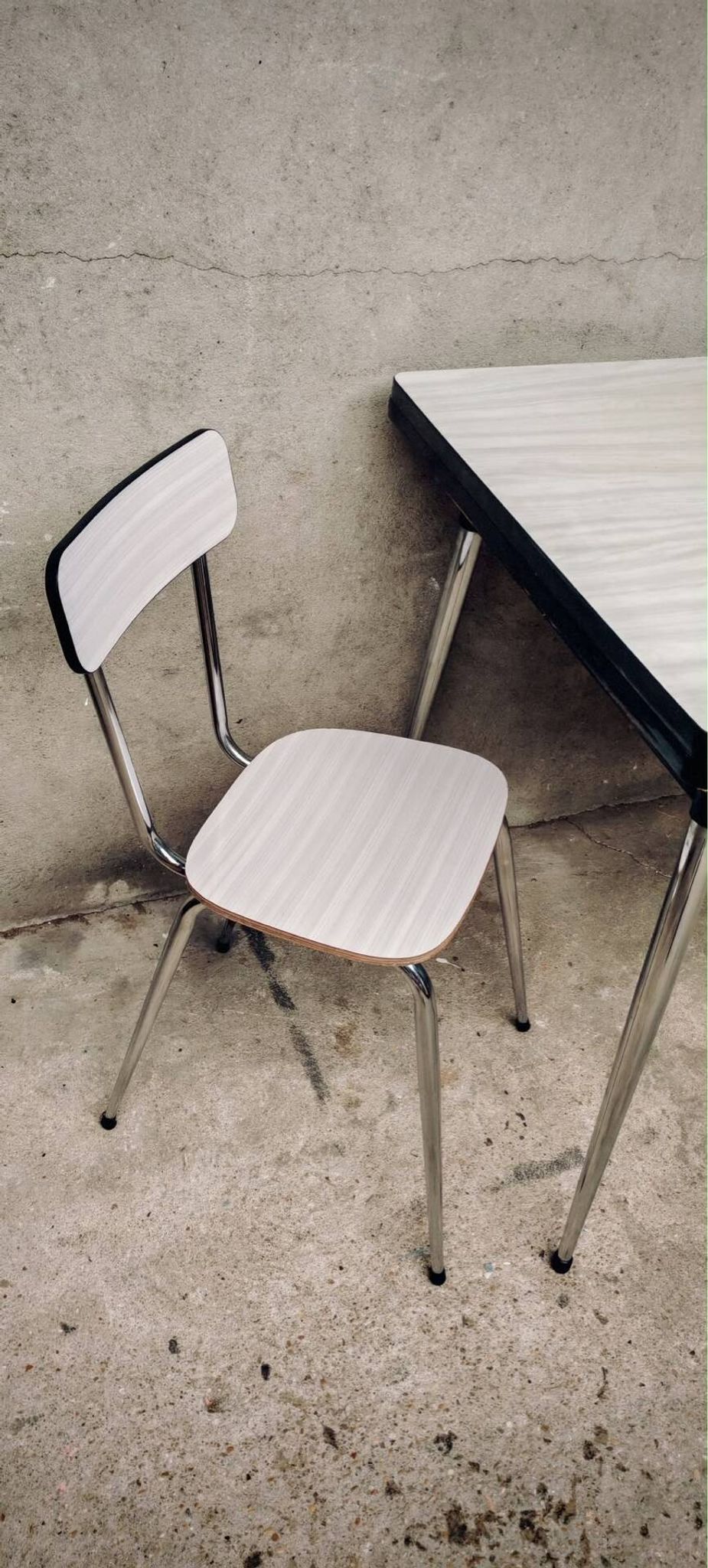 Table and 2 chairs set made of Formica.