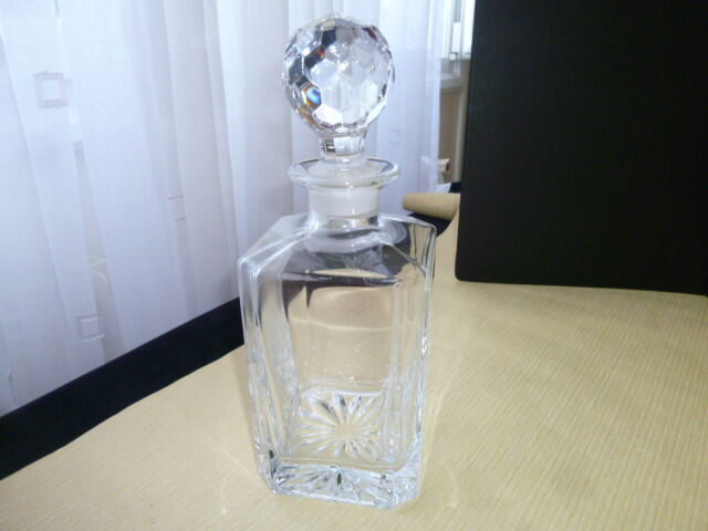 Plain crystal whisky decanter faceted cap