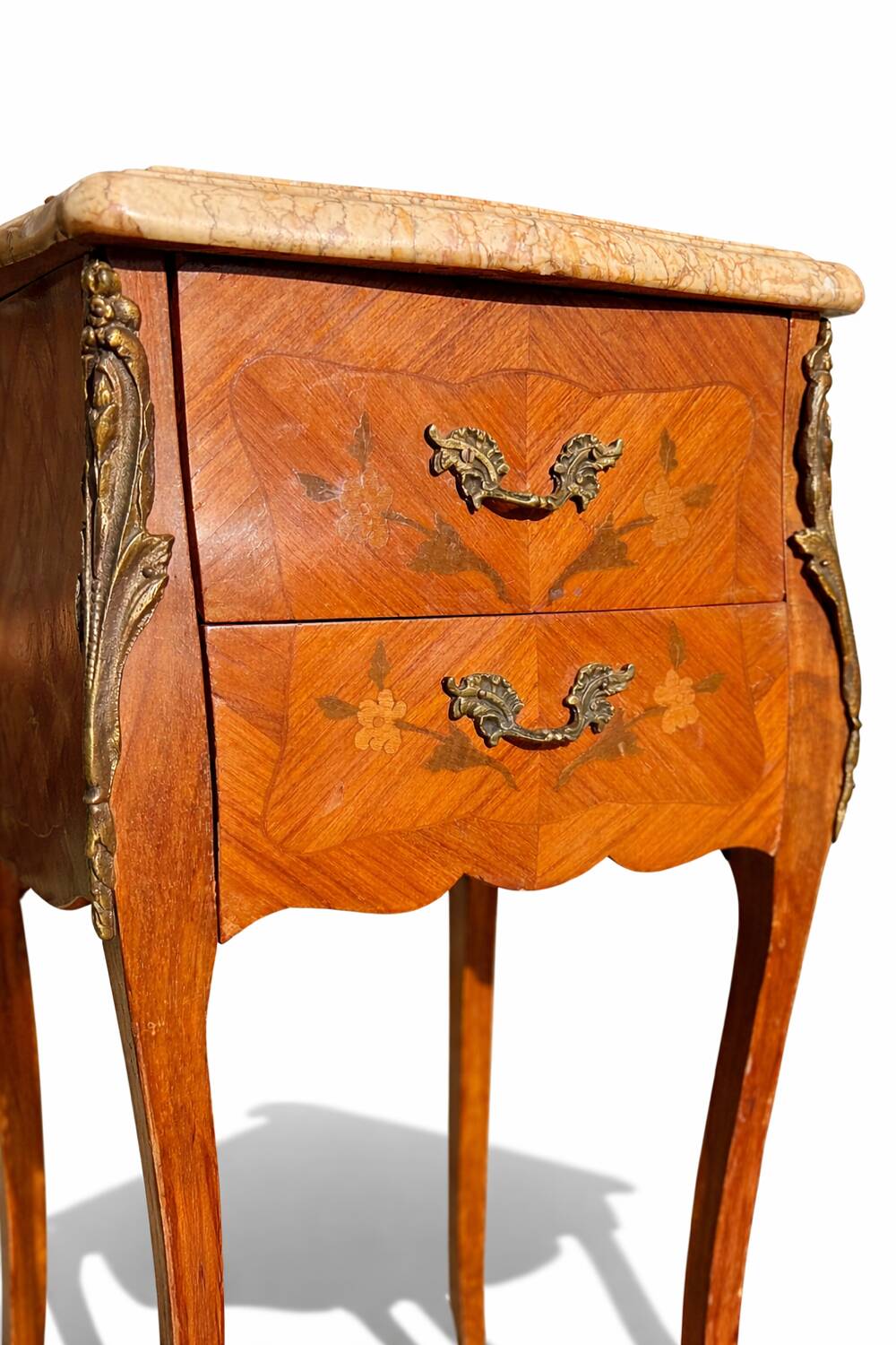 Paire de tables de chevet de style Louis XV avec plateau en marbre et marqueterie en noyer.