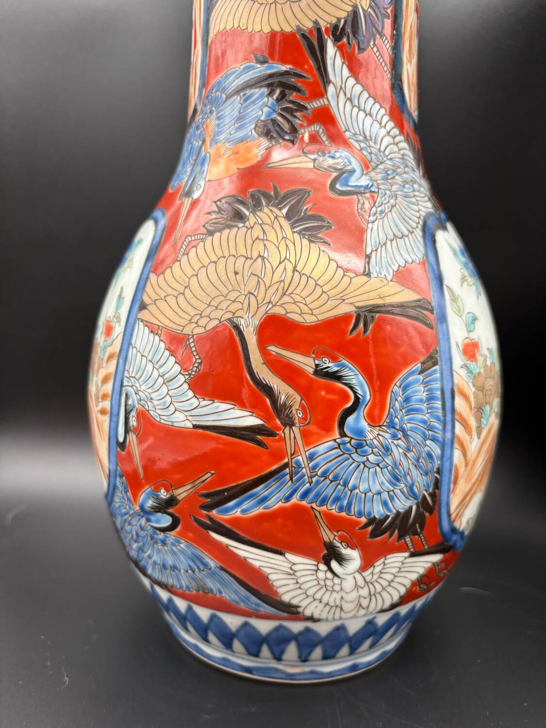 Paire de Vases Cornets Japonais Imari | Décor de Grues & Rouge de Fer
