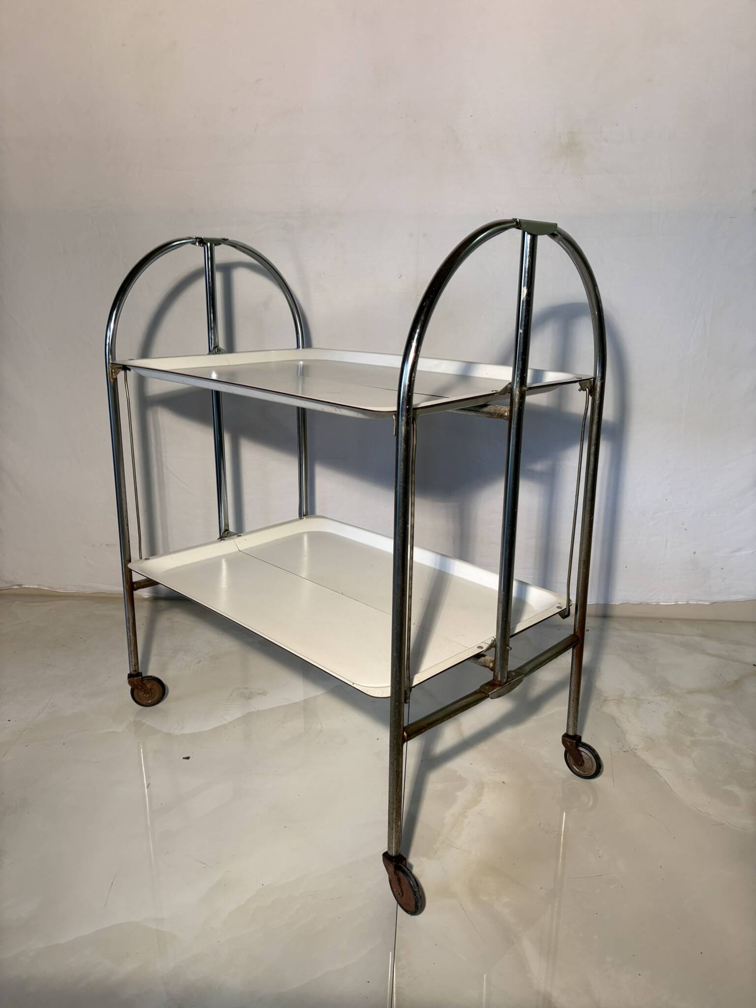 Vintage folding trolley in chromed metal and enamelled trays