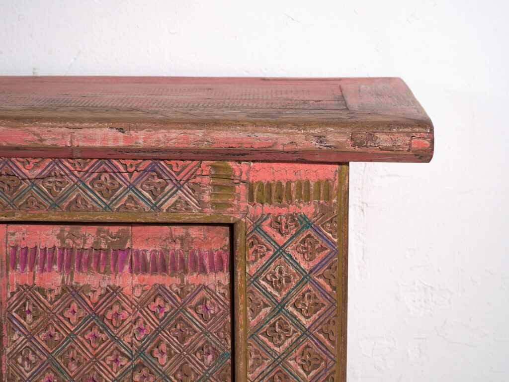Buffet ancien bas sculpté en bois de sapin – Chine, vers 1930