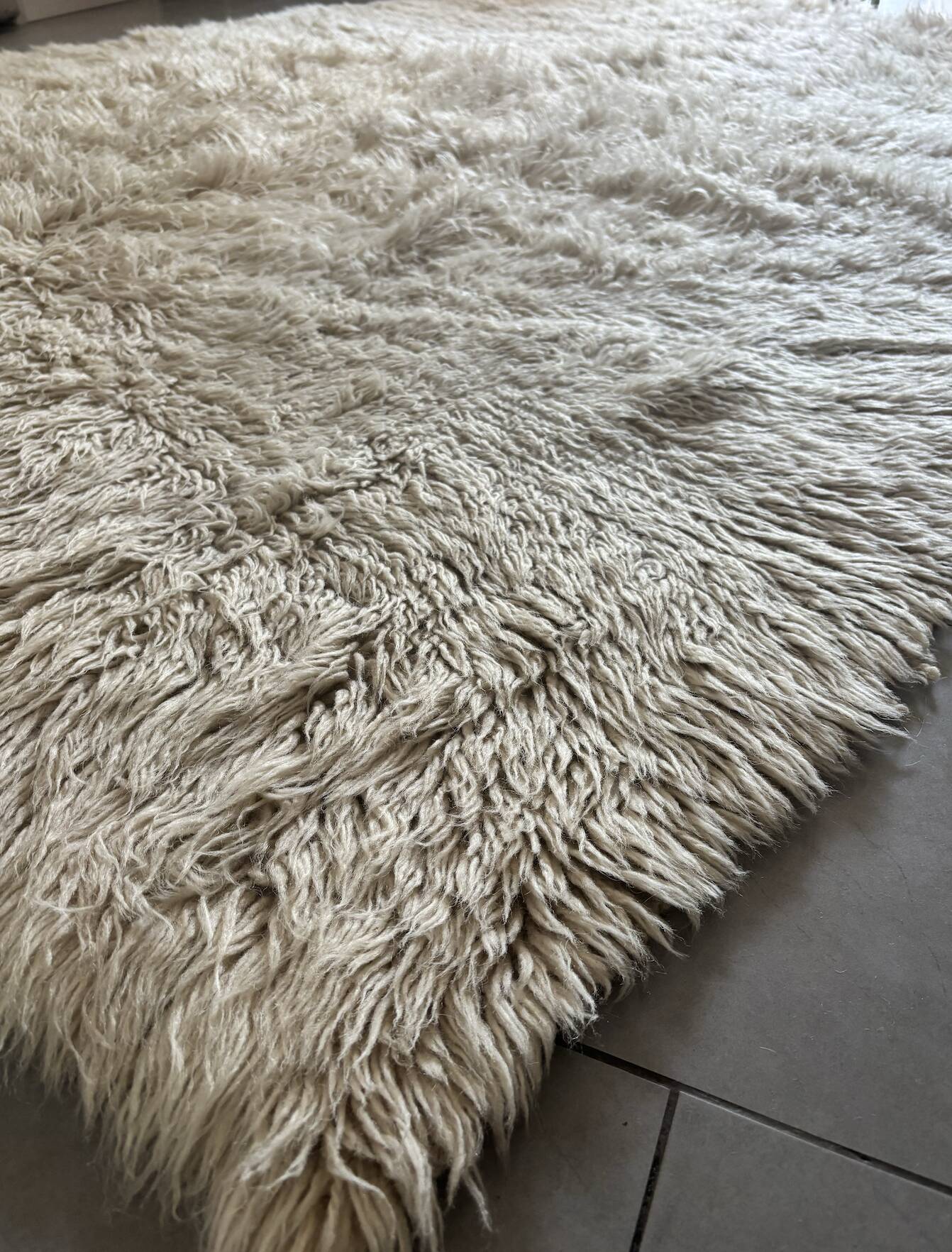 Large vintage carpet 100% pure wool Flokati with long pile from the 60s-70s.