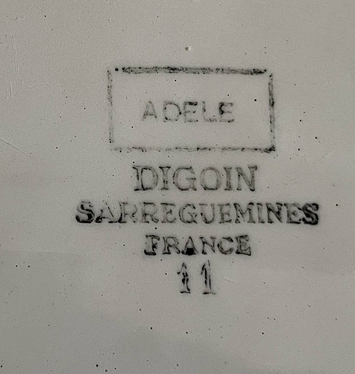Plat de service ancien en faïence de Sarreguemines