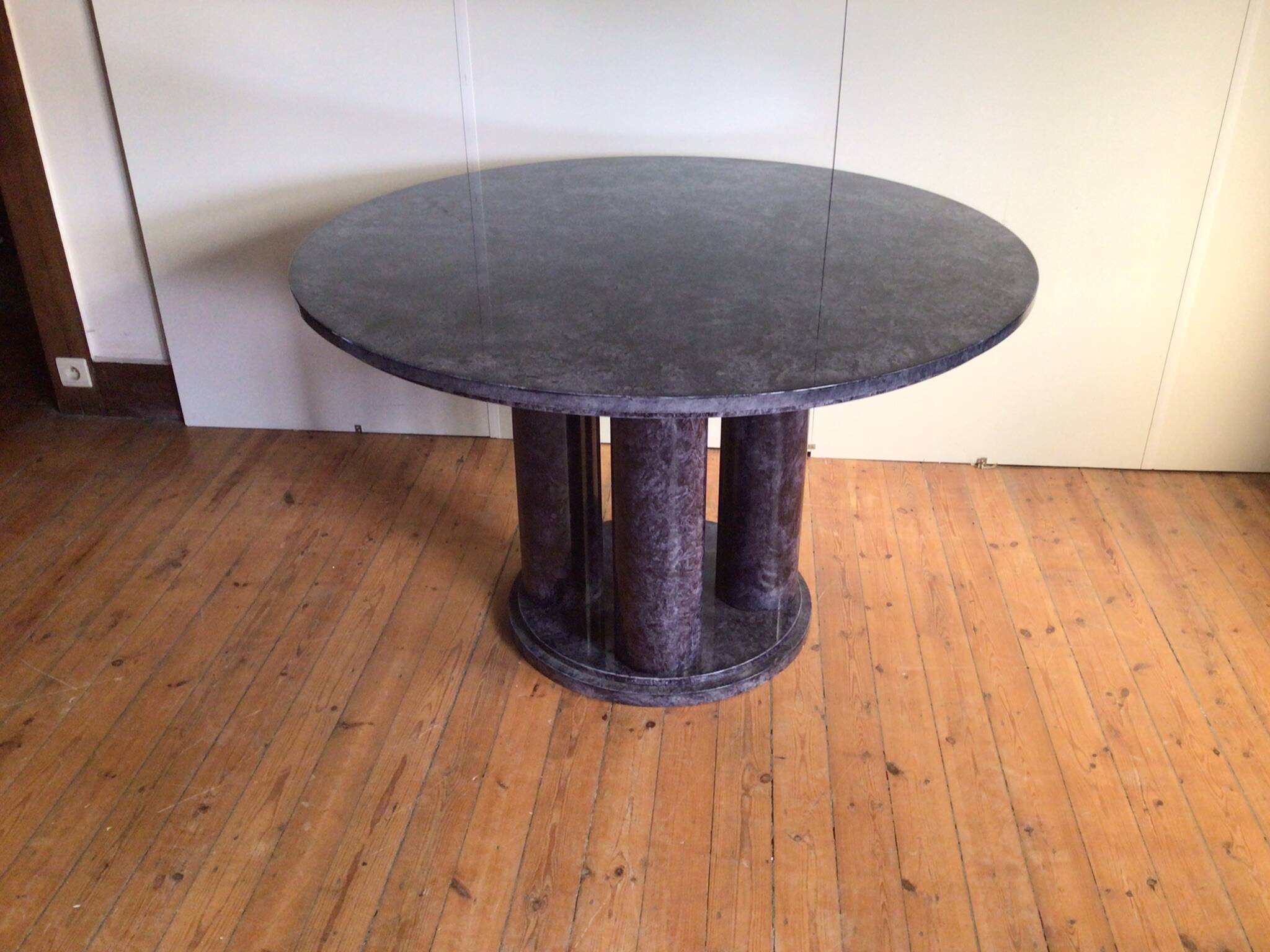 table à manger en faux marbre