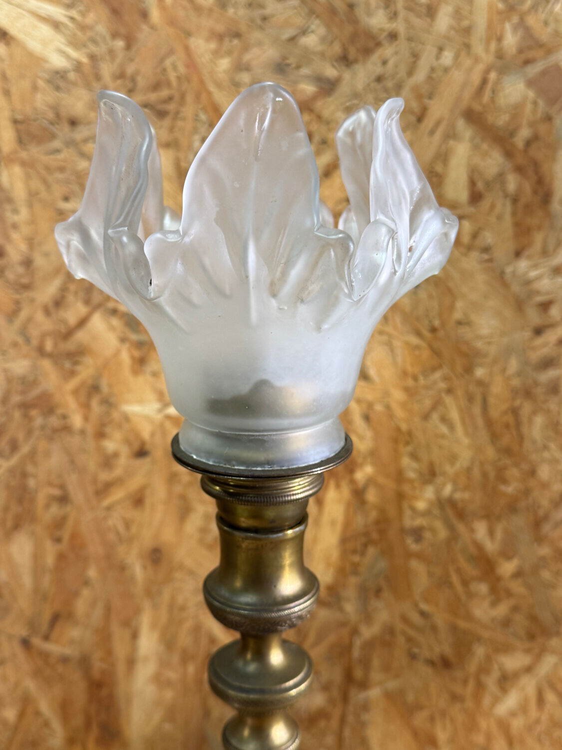 Lampe flambeau ancienne en laiton et tulipe en verre givré style Art Nouveau