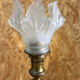 Lampe flambeau ancienne en laiton et tulipe en verre givré style Art Nouveau