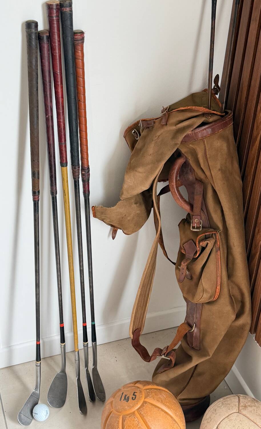 Old golf bag with 7 vintage clubs