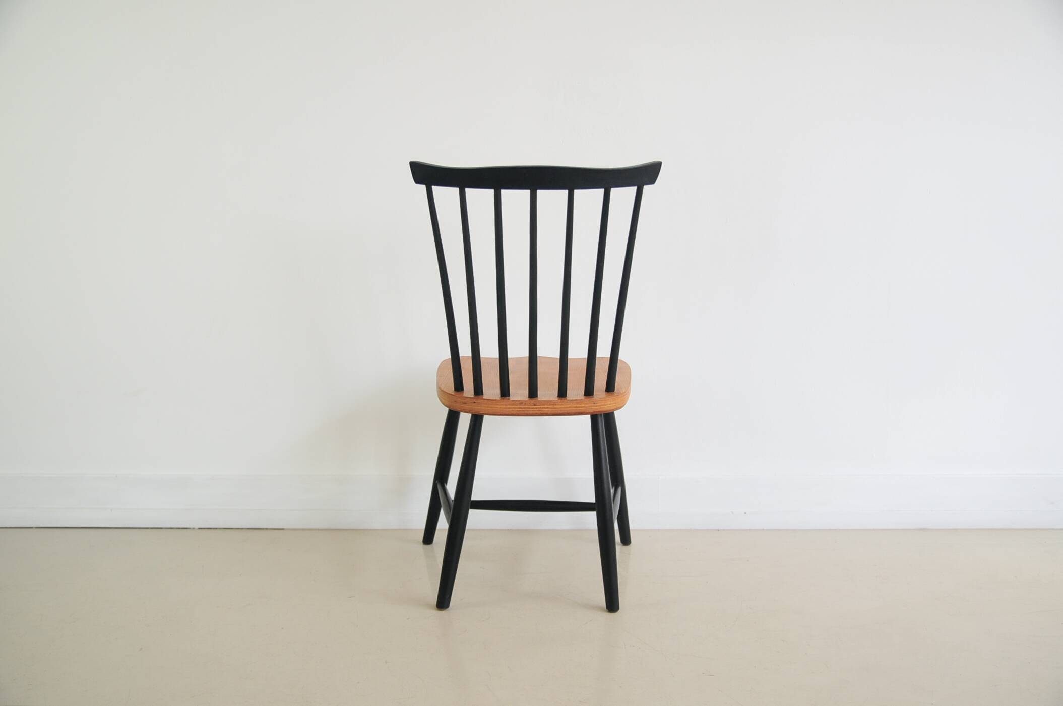 Spindle chair with black legs