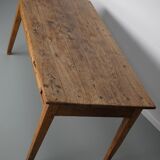 Table à manger antique de ferme rustique française en chêne doré clair du 19ème siècle