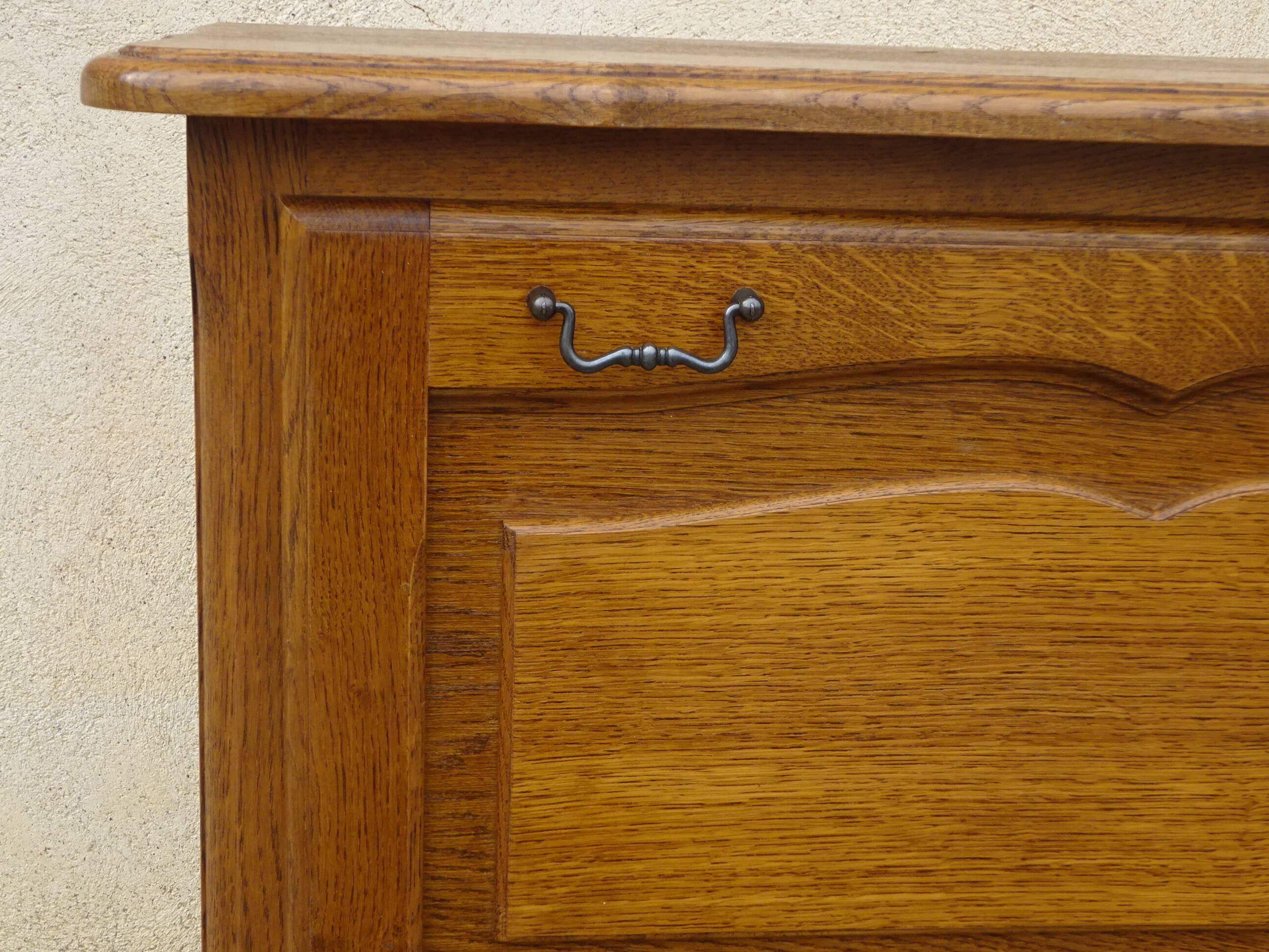 Small oak sideboard, 1 drop-down door and 1 drawer.