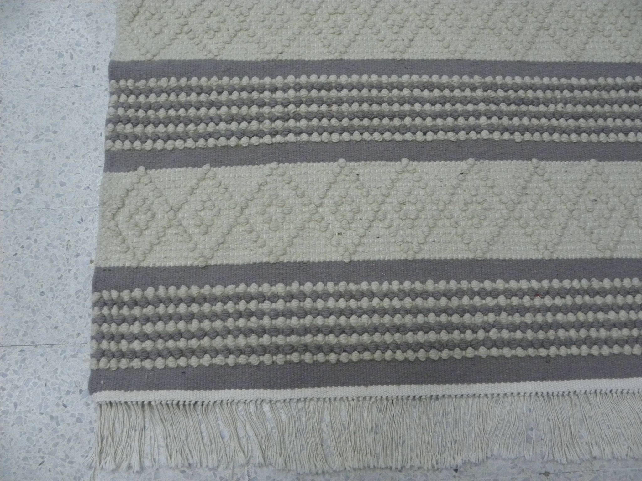 Handmade artisanal rug in Wool – Modern and natural design in Beige Ecru