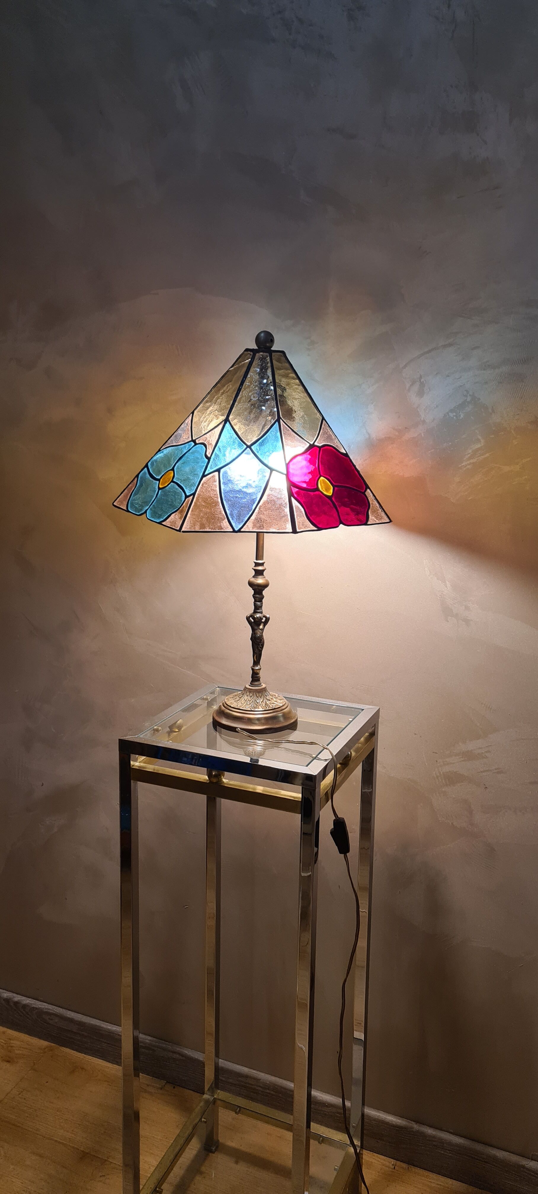 table lamp stained glass tiffany style 1960 has 70 brass and bronze 58x40