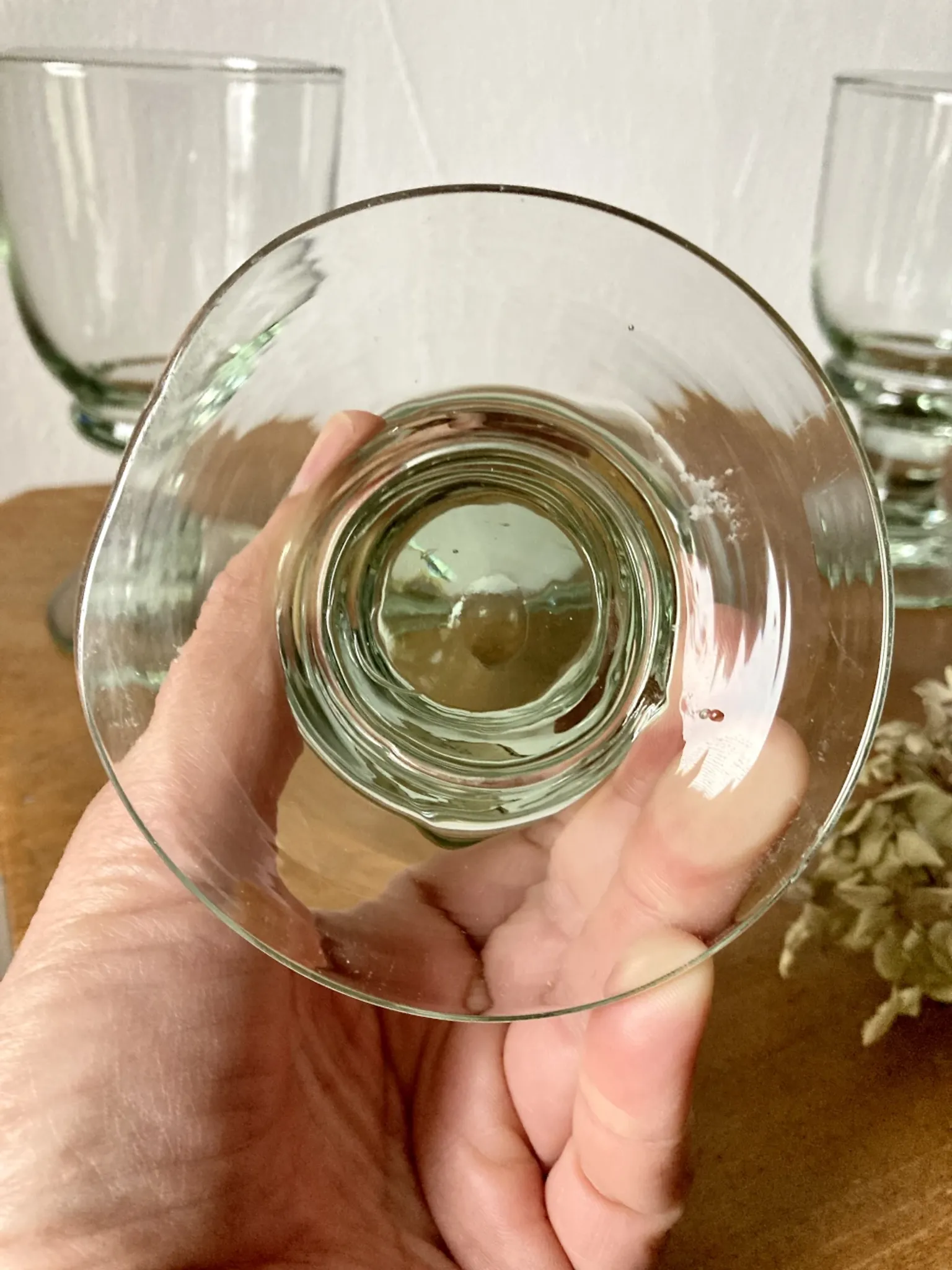 4 verres sur pied en verre soufflé artisanal de teinte verte