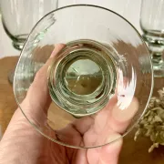 4 verres sur pied en verre soufflé artisanal de teinte verte