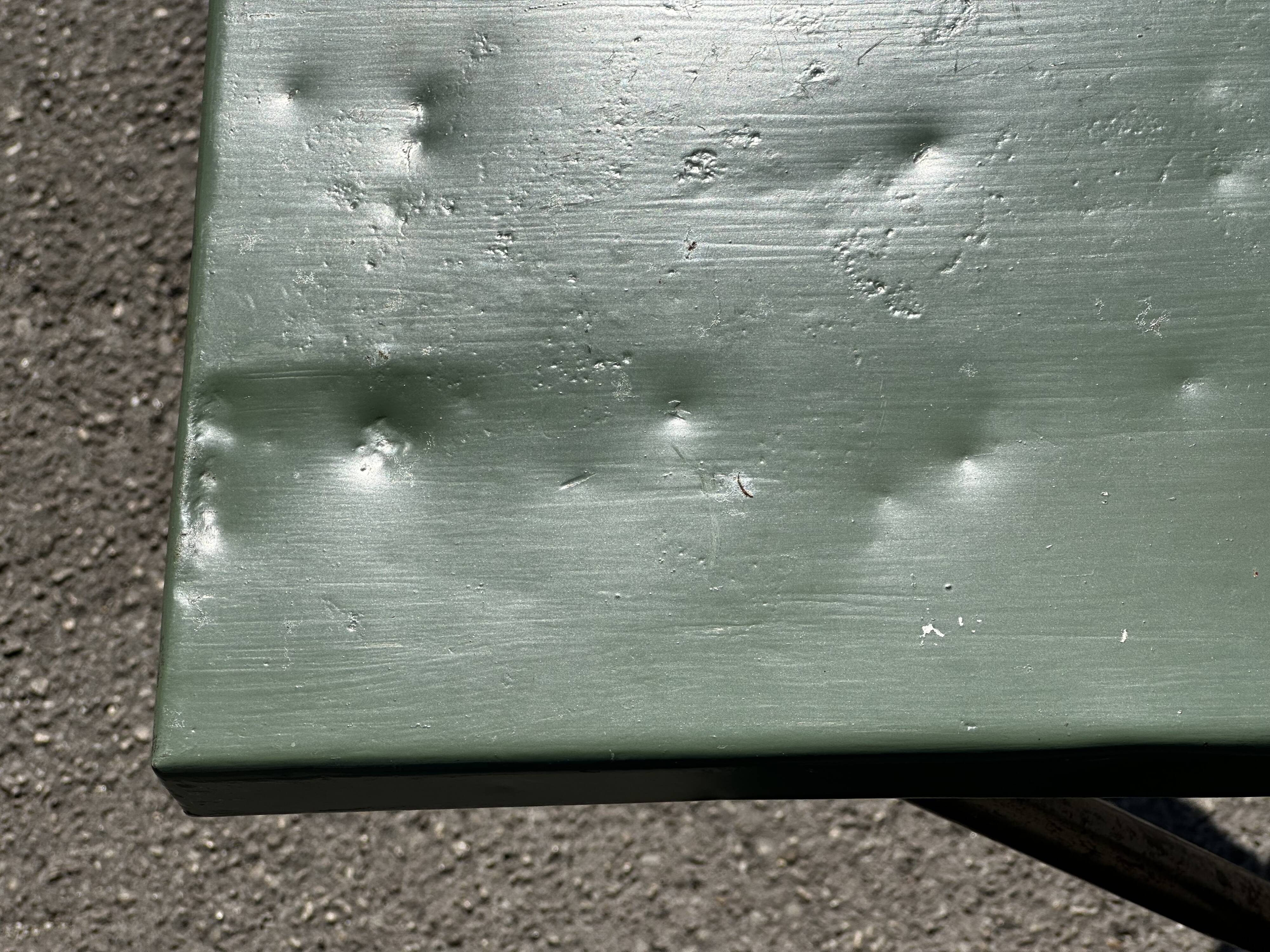 Table de jardin ou bistro pliante en tôle kaki début années 50