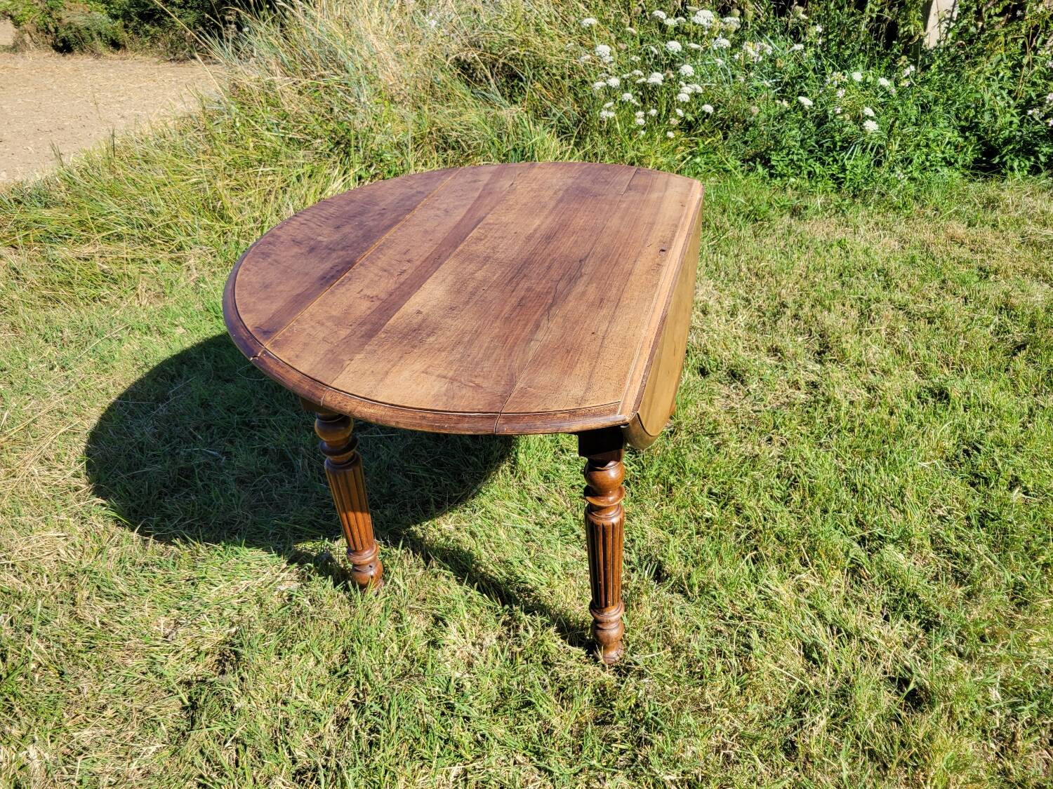 Round table with 2 leaves