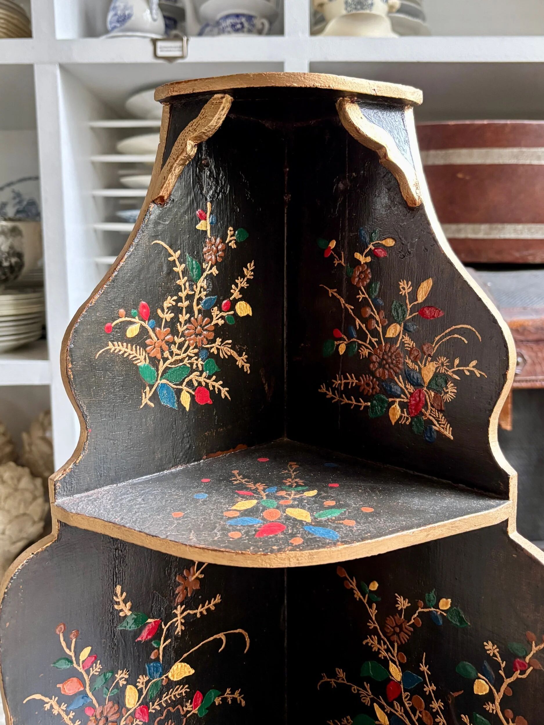 Encoignure en bois laqué noir et décor polychrome, XVIIIème s.