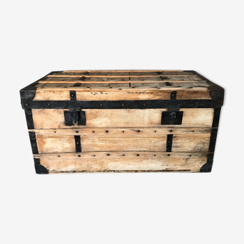 Flat light wooden trunk