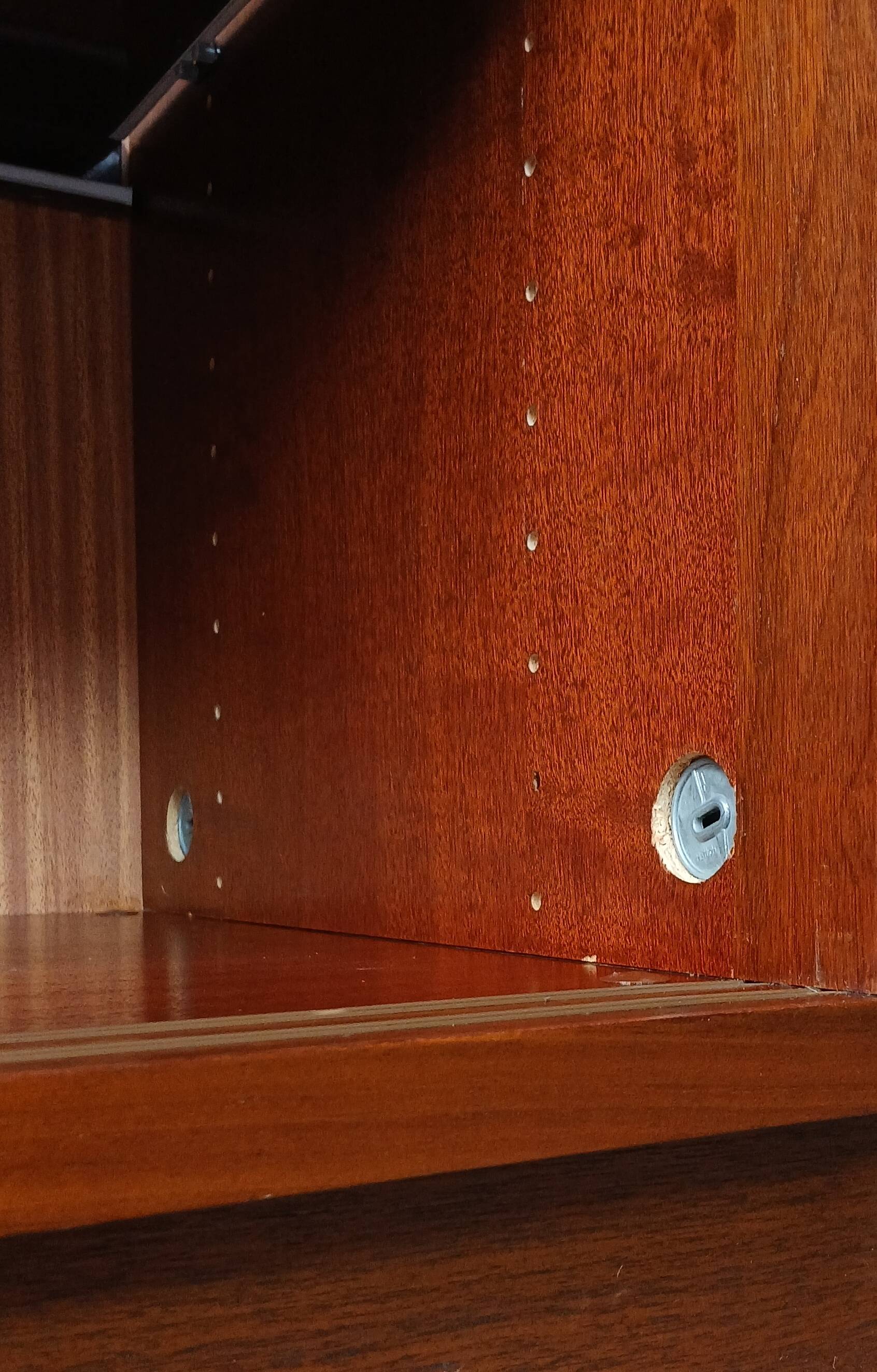 Enfilade with 2 sliding doors in the spirit of Osvaldo Borsani for Tecno. 60s.