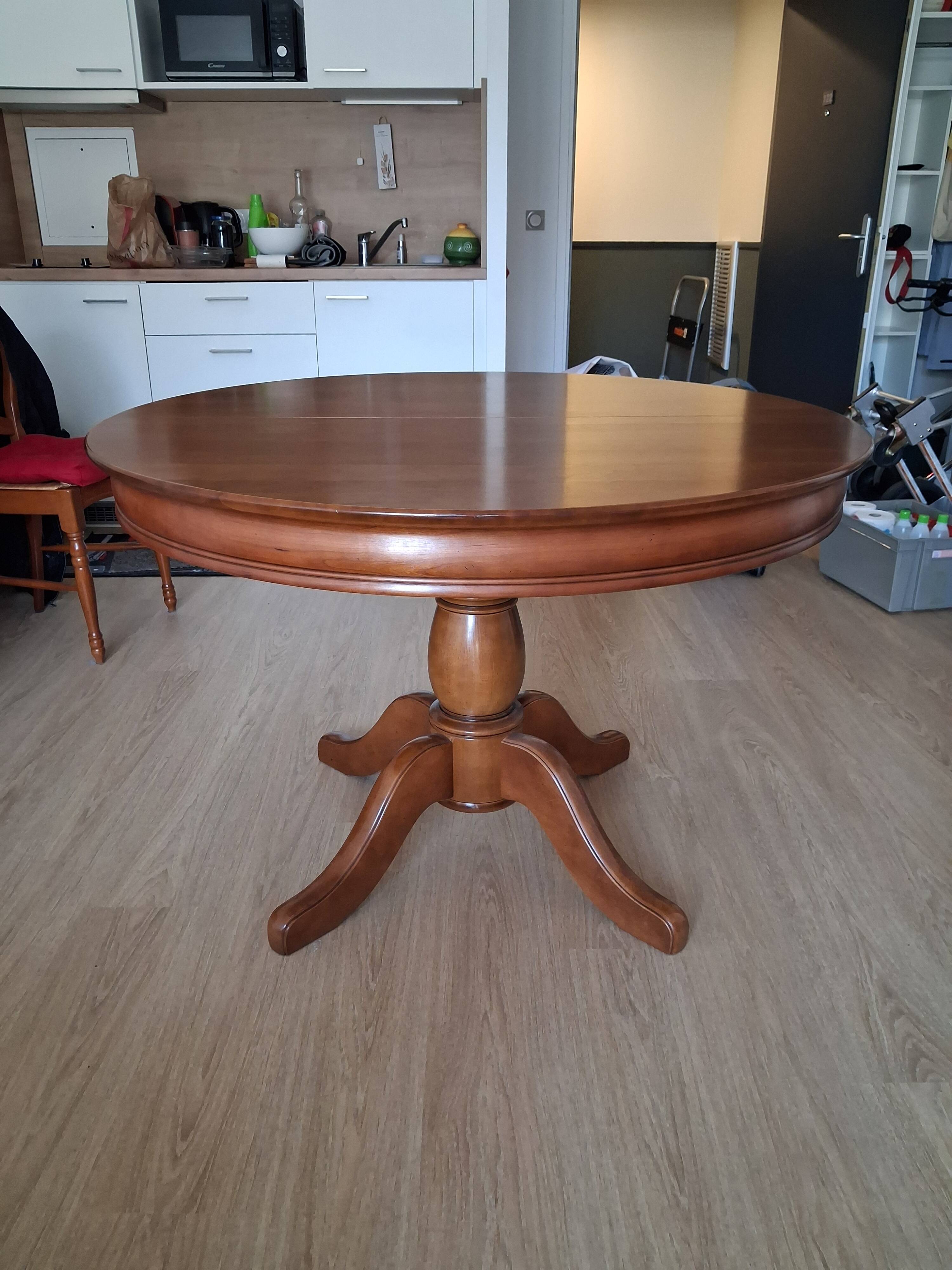 Round table in cherry wood