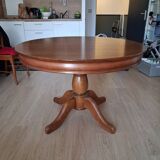 Round table in cherry wood