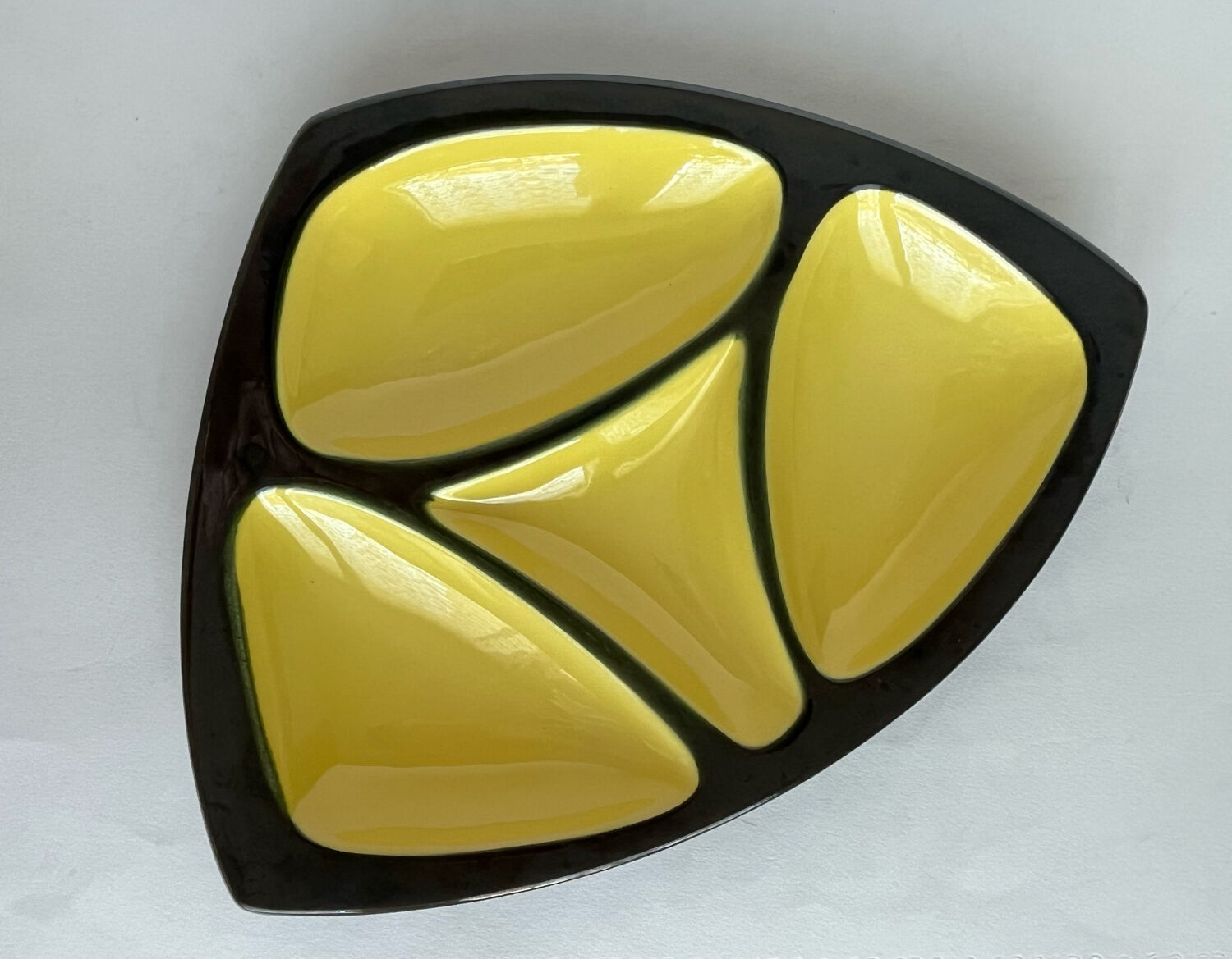 Ceramic cup with compartments