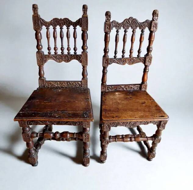Paire rare de chaises sculptées, fabrication italienne du XVIIe siècle.