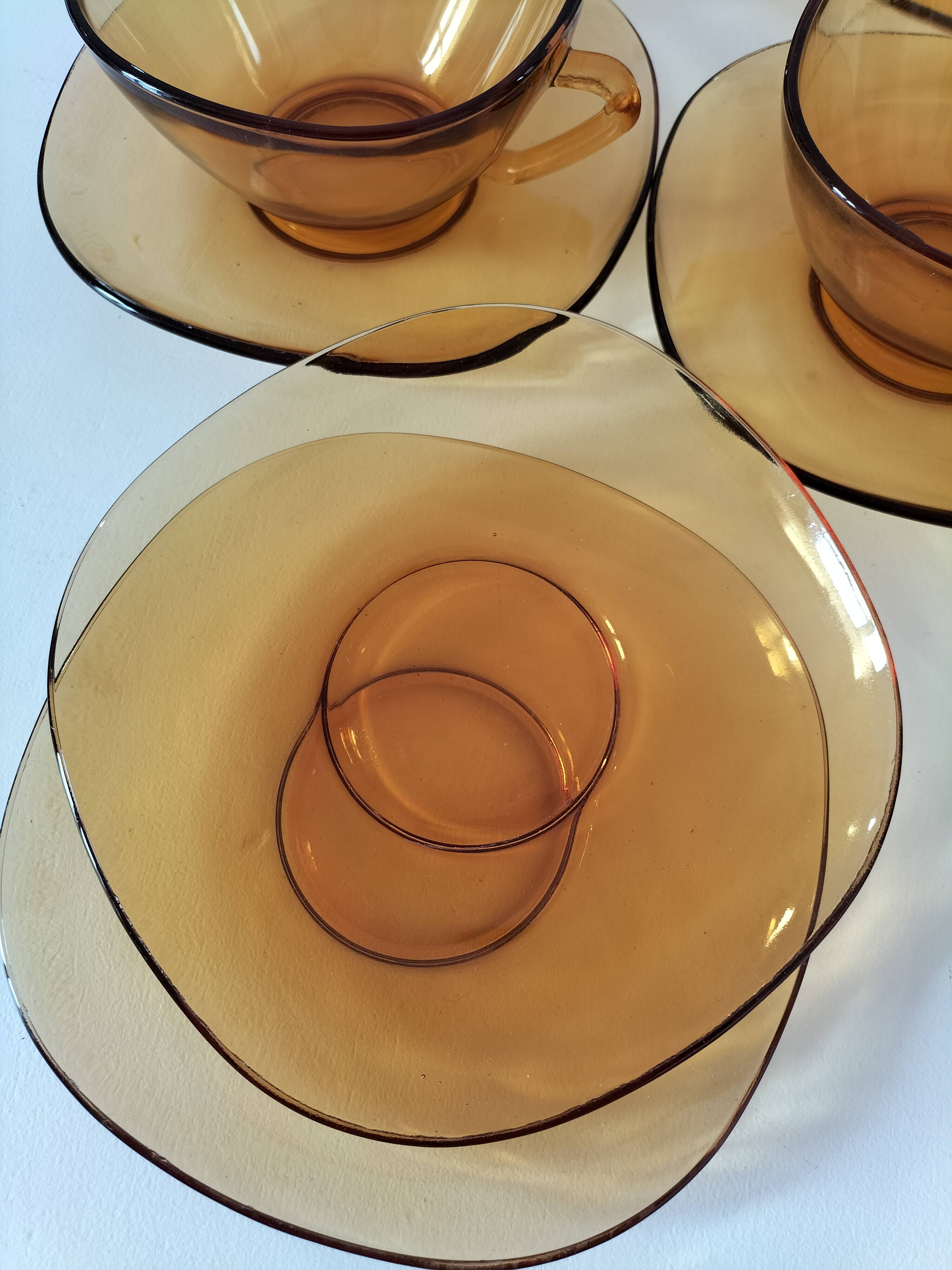 Vereco set: 4 cups, 6 saucers and 4 tumblers